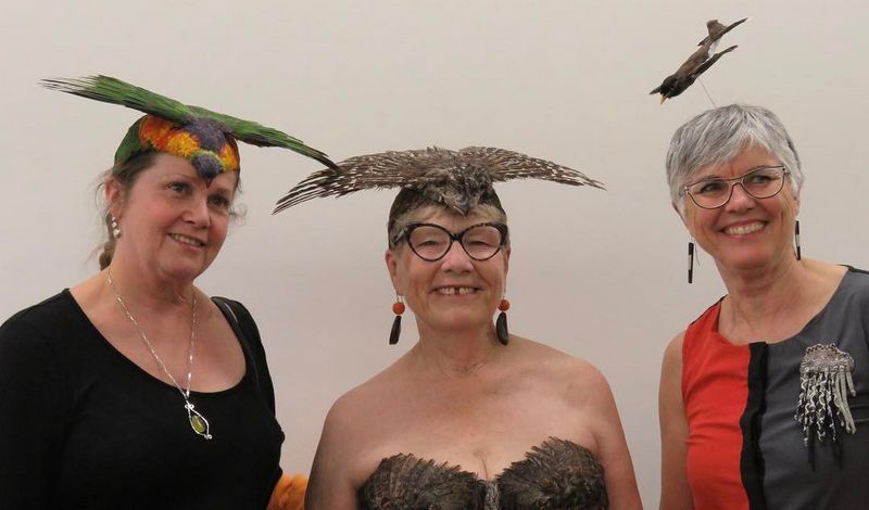 Topi burung dan bando burung di Janet Clayton Gallery (instagram.com)