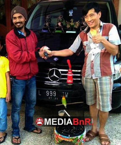Saat transaksi mobil Mercedes Benz Viano dengan Lovebird Betet (MediaBnR.com)