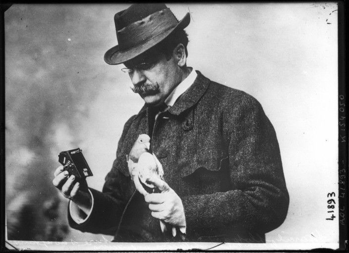 Dr Julius Neubronner mematenkan burung Merpati dan kameranya (publicdomainreview.org)