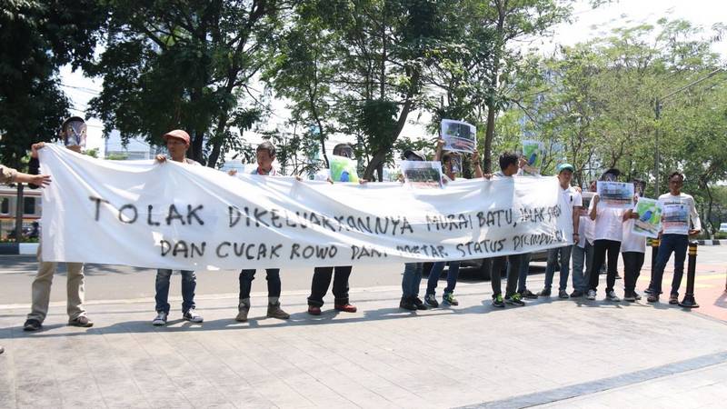 Aksi Demo Yayasan Terbang Indonesia di kantor KLHK (kumparan.com)