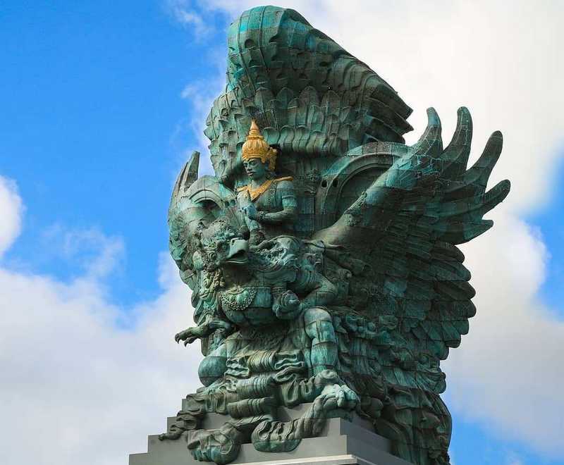 Patung Burung Garuda Wisnu Kencana di Bali (girlisme.com)